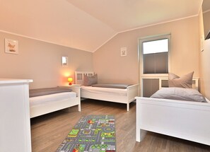 8 makuuhuonetta, työpöytä, vauvan matkasänky, Wi-Fi