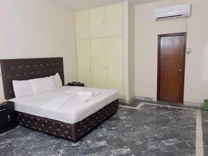 デラックス ダブルルーム | アイロン / アイロン台、ベッドシーツ