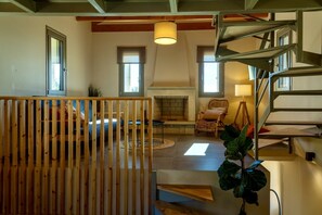 Senior-Villa, eigener Pool | Wohnbereich | Flachbildfernseher, Kamin