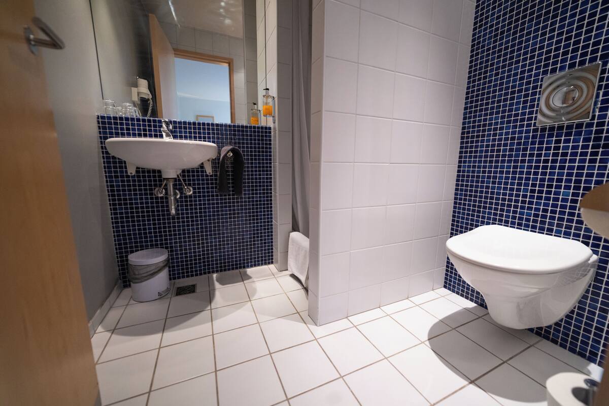 Dobbeltrom – standard | Lydisolert, wi-fi (inkludert) og sengetøy