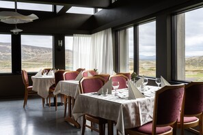 Frühstück, Mittagessen, Abendessen, Blick auf den Pool