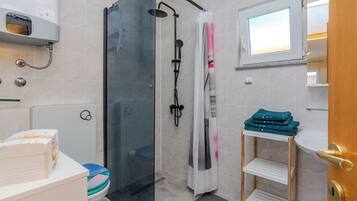 Classic Apartment (A2) | Phòng tắm | Buồng tắm vòi sen, khăn tắm