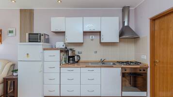 Family Apartment (A3) | Bếp riêng | Tủ lạnh, lò vi sóng, bếp nấu, lò nướng bánh mì