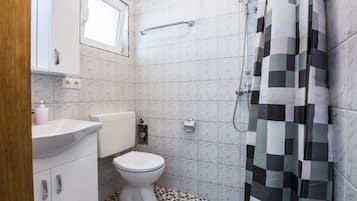 Dusj, hårføner og håndklær