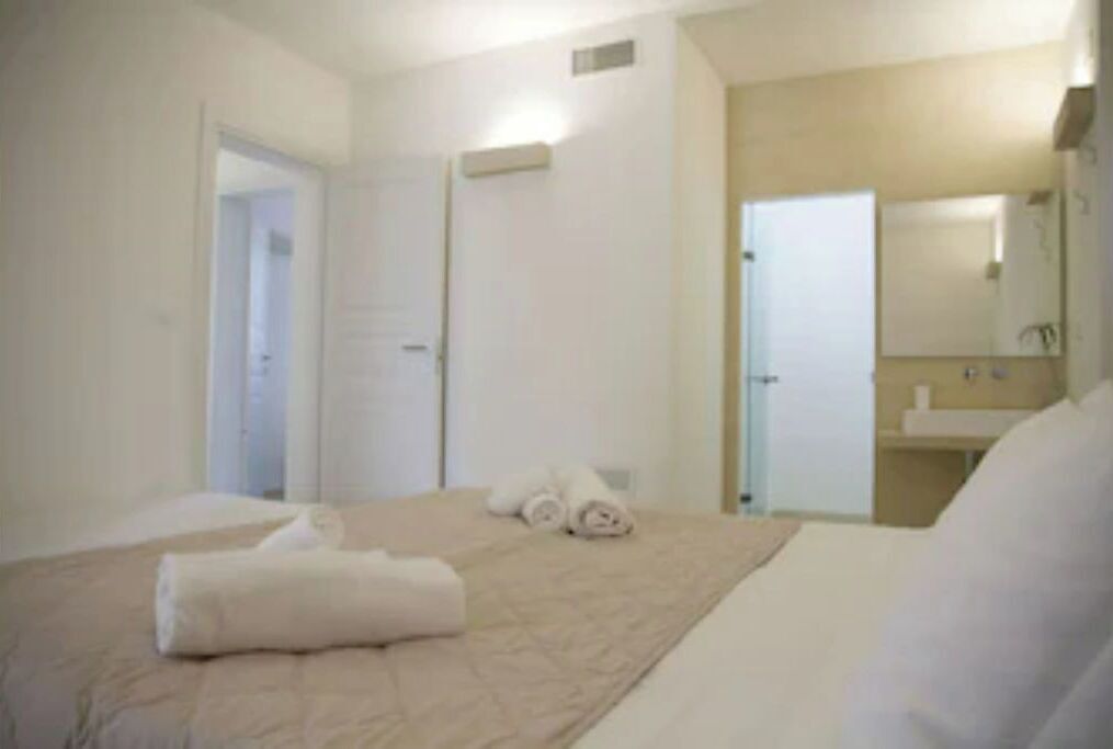 9 habitaciones, tabla de planchar con plancha y cuna de viaje 