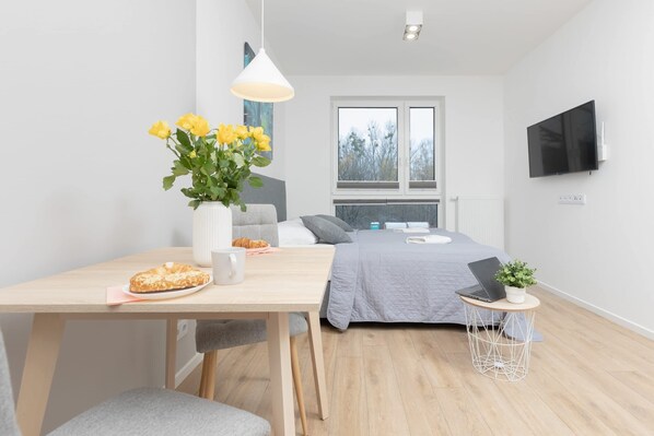 Iron/ironing board, WiFi, bed sheets