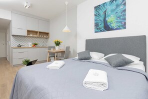 Iron/ironing board, WiFi, bed sheets