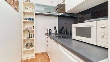 Microondas, horno, placa de cocina, utensilios de cocina