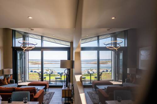 Appartement luxueux, 3 chambres, vue sur la mer | Aire de séjour | Téléviseur connecté de 52 po avec télévision par satellite, téléviseur