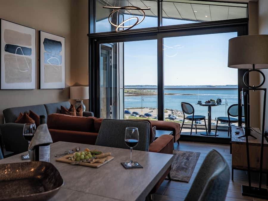 Luksusleilighet, 3 soverom, sjøutsikt | Oppholdsområde | En 52-tommers smart-TV med Parabol-TV samt TV