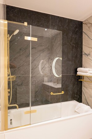 Luxury Apartment, 3 Bedrooms, Sea View | Bathroom | Free toiletries, towels, toilet paper - Shoreline Apartments (Galway)