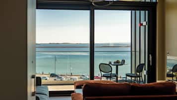 Luxury-Apartment, 3 Schlafzimmer, Meerblick | Wohnbereich | 52-Zoll-Smart-TV mit Satellitenempfang, Fernseher