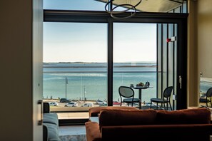 Luxury-Apartment, 3 Schlafzimmer, Meerblick | Wohnbereich | 52-Zoll-Smart-TV mit Satellitenempfang, Fernseher