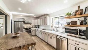 Een koelkast, een magnetron, een oven, een kookplaat