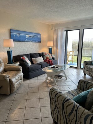 Smart TV, DVD player, ping pong, books - Walk to the new Tootsies Orchid Lounge. C16 Uniquely different in the best way (Panama City)