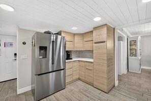 Wasserkocher mit Kaffee-/Teezubehör, Kühlschrank, Mikrowelle, Ofen