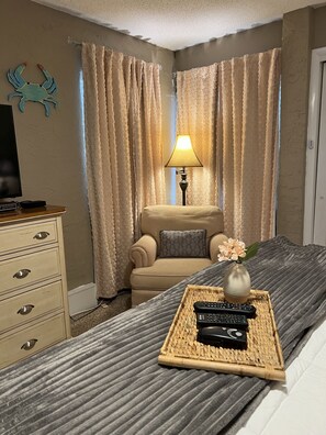 3 bedrooms, desk, iron/ironing board, WiFi - Walk to the new Tootsies Orchid Lounge. C16 Uniquely different in the best way (Panama City)