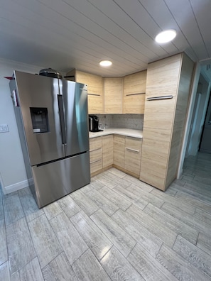 Kühlschrank, Mikrowelle, Ofen, Herdplatte