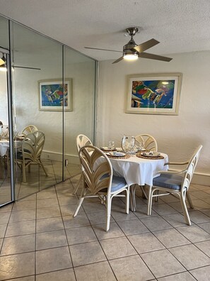 Dining - Walk to the new Tootsies Orchid Lounge. C16 Uniquely different in the best way (Panama City)