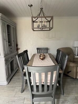 Dining - Walk to the new Tootsies Orchid Lounge. C16 Uniquely different in the best way (Panama City)