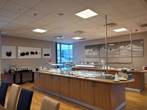 Free daily buffet breakfast  - Dombåstun (Dovre)