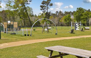 Enjoy outdoor activities like basketball, climbing, and picnics in this park surrounded by trees.