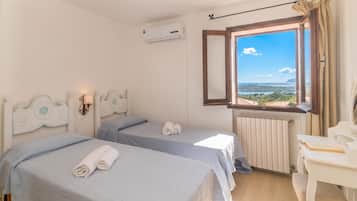 Rumah Standar, beberapa kamar, 2 kamar mandi (La Casa Di Farina With Pool) | 2 kamar tidur, Wi-Fi (biaya tambahan), dan seprai linen