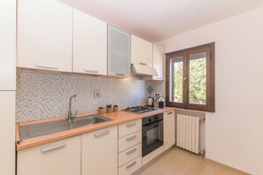 Casa estándar, varias habitaciones, 2 baños (La Casa Di Farina With Pool) | Cocina privada | Refrigerador, horno, parrilla de estufa y cafetera y tetera 