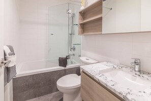 Combined shower/tub, hair dryer, towels - Harbour Views-Beautiful Suite, Exceptional Views, AC and lots of Amenities by Victoria Prime! (Victoria)