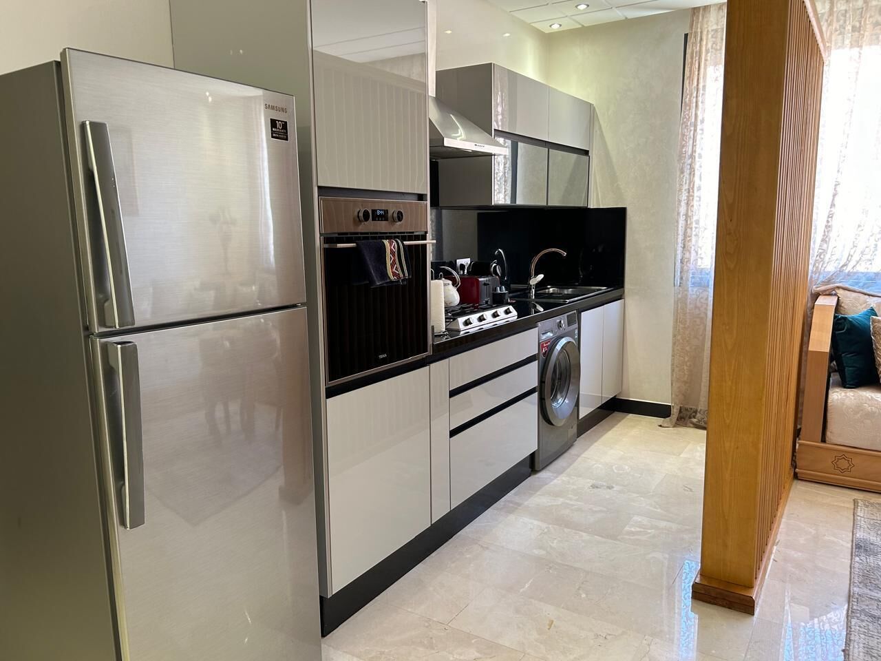 Jääkaappi, mikroaaltouuni, uuni, liesi