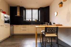 ثلاجة، ميكروويف، فرن، موقد طهي مسطح