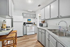 Réfrigérateur, four à micro-ondes, un four, surface de cuisson