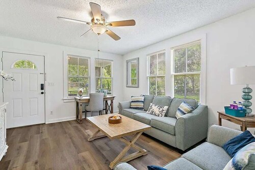 *Orange Door Bungalow*- Central, Cozy, 3BR