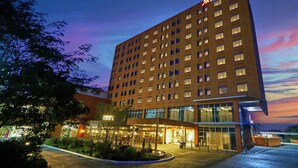 Un hotel Marriott de diseño moderno, con una entrada amplia y una fachada bien iluminada.