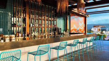 2 bares/lounges, bar na cobertura
