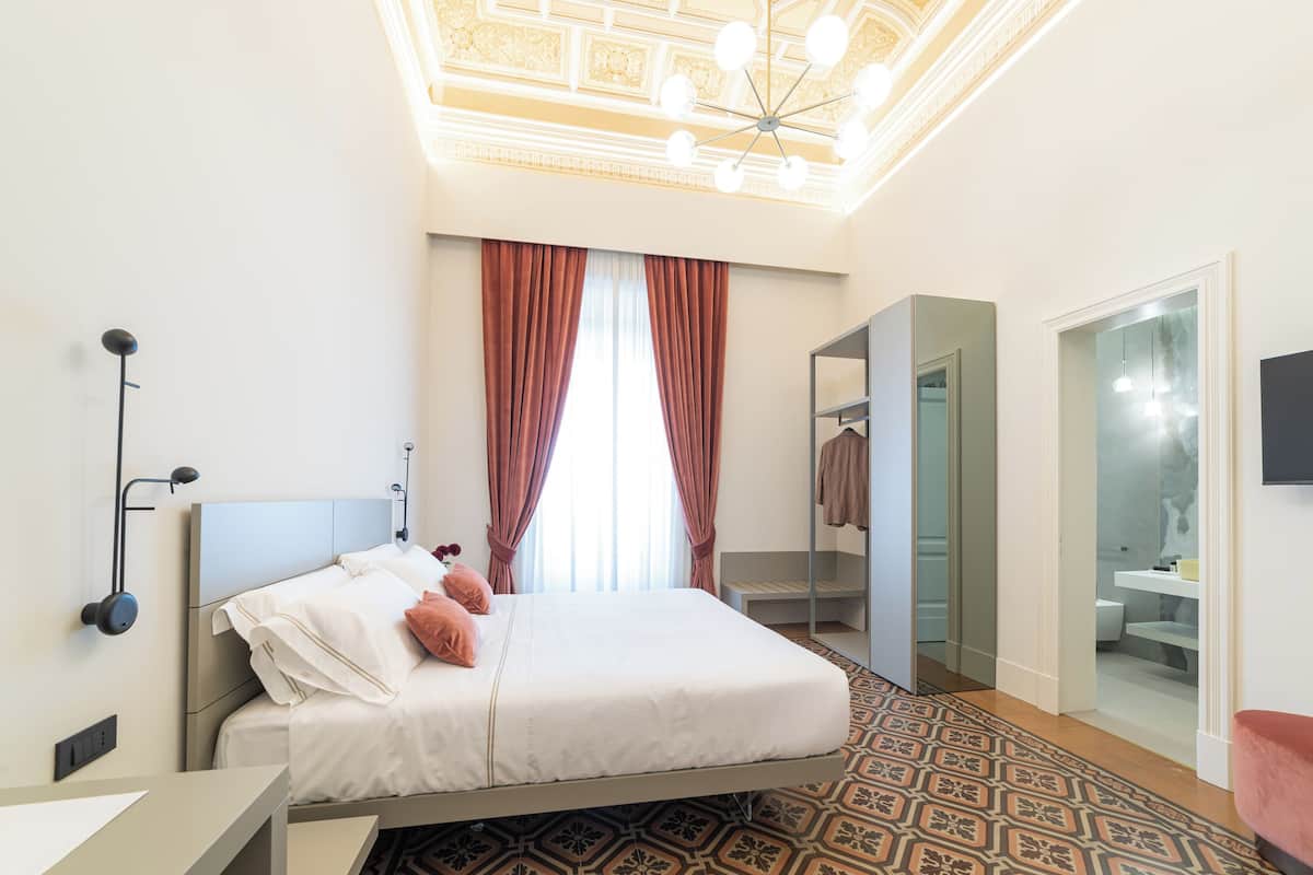 Deluxe Double Room | Minibar, in-room safe, individually decorated, individually furnished