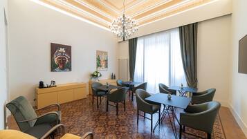 Free daily cooked-to-order breakfast