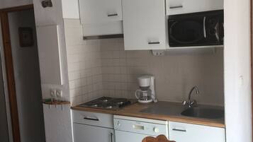 Réfrigérateur, micro-ondes, plaque de cuisson, lave-vaisselle