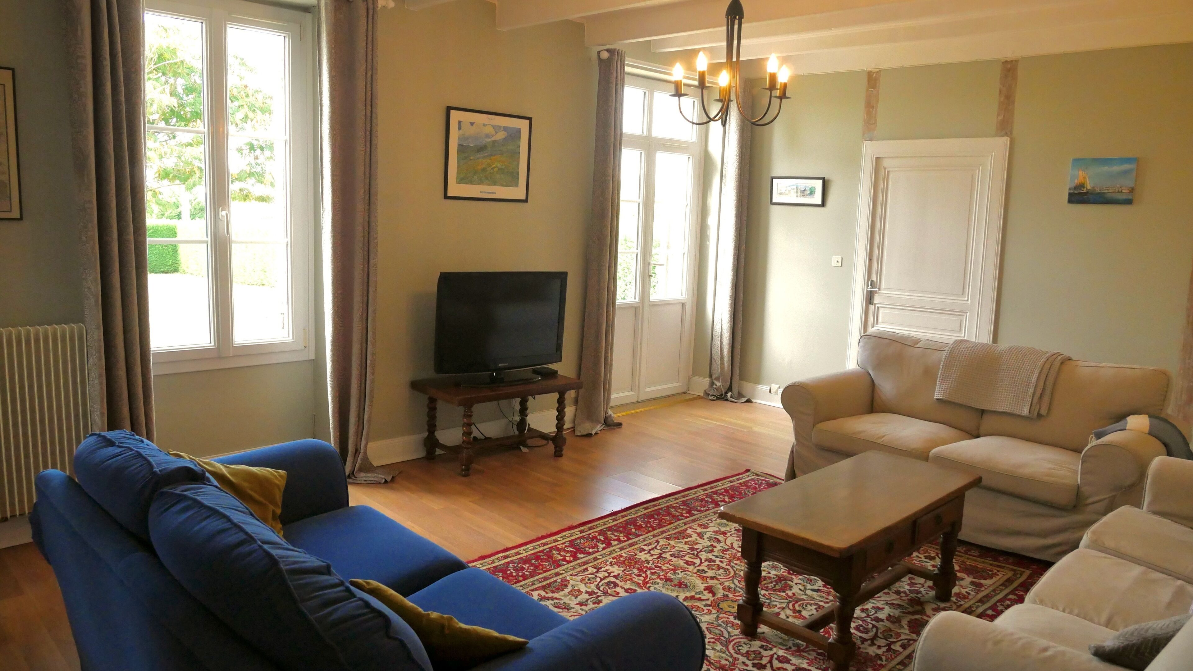 Smart-tv, een open haard, een tafeltennistafel en boeken