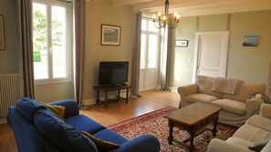 Téléviseur connecté, foyer, table de ping-pong, livres