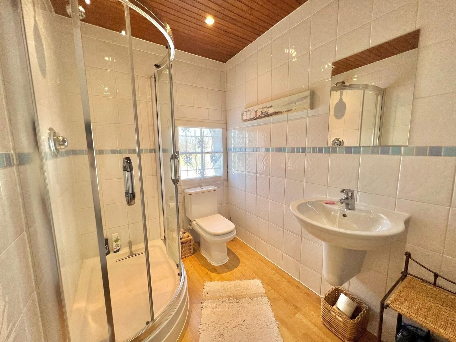 Combined shower/tub, hair dryer, bidet, towels