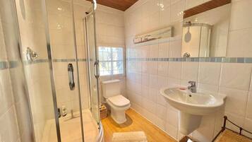 Combined shower/tub, hair dryer, bidet, towels
