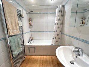 Ducha y bañera combinadas, secador de pelo, bidé y toallas
