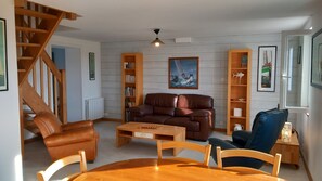 Fernseher, DVD-Player, Bücher