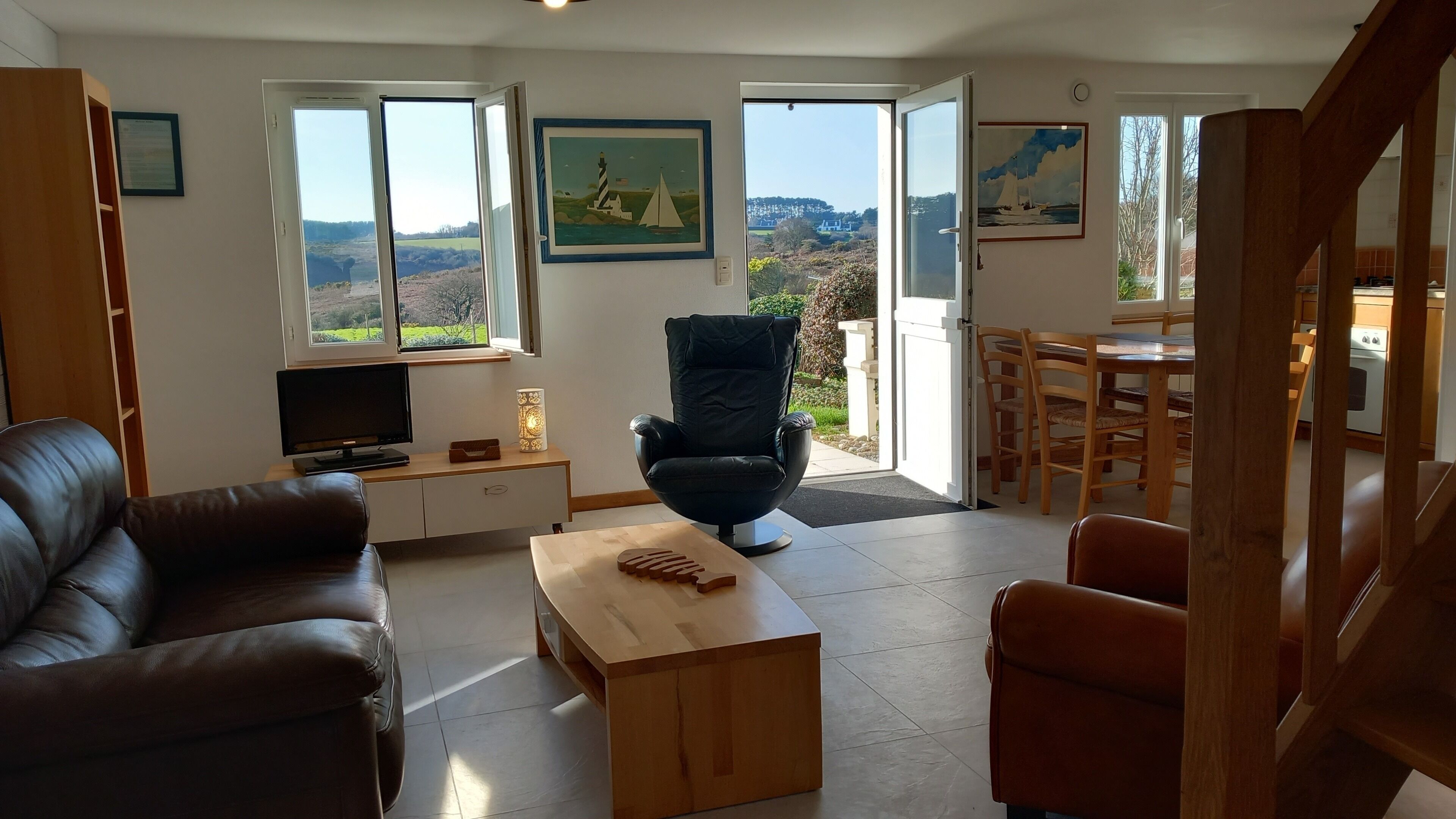 Televisie, een dvd-speler en boeken