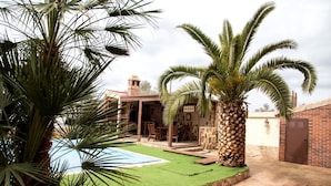 Property grounds - Nice townhouse with private pool, BBC and 2.5 km from Puy Du Fou. (Argés)