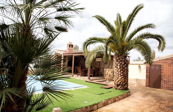Property grounds - Nice townhouse with private pool, BBC and 2.5 km from Puy Du Fou. (Argés)