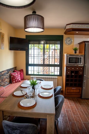 Dining - Nice townhouse with private pool, BBC and 2.5 km from Puy Du Fou. (Argés)