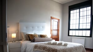 5 bedrooms, iron/ironing board, WiFi, bed sheets - Nice townhouse with private pool, BBC and 2.5 km from Puy Du Fou. (Argés)