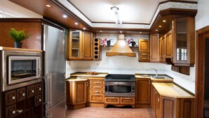 Private kitchen - Nice townhouse with private pool, BBC and 2.5 km from Puy Du Fou. (Argés)